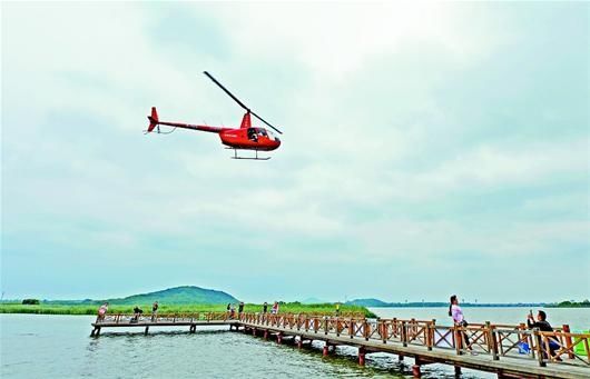 直升机后官湖首飞 亚龙通航开启武汉低空旅游